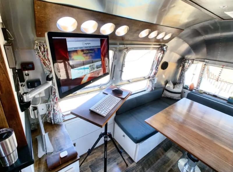 Things Your DIY RV Office Space Should Have Good Lighting