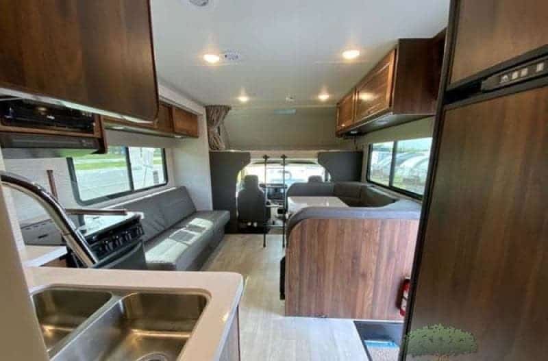 Class C RVs for Full-Time Living Winnebago Minnie Winnie 31H Interior