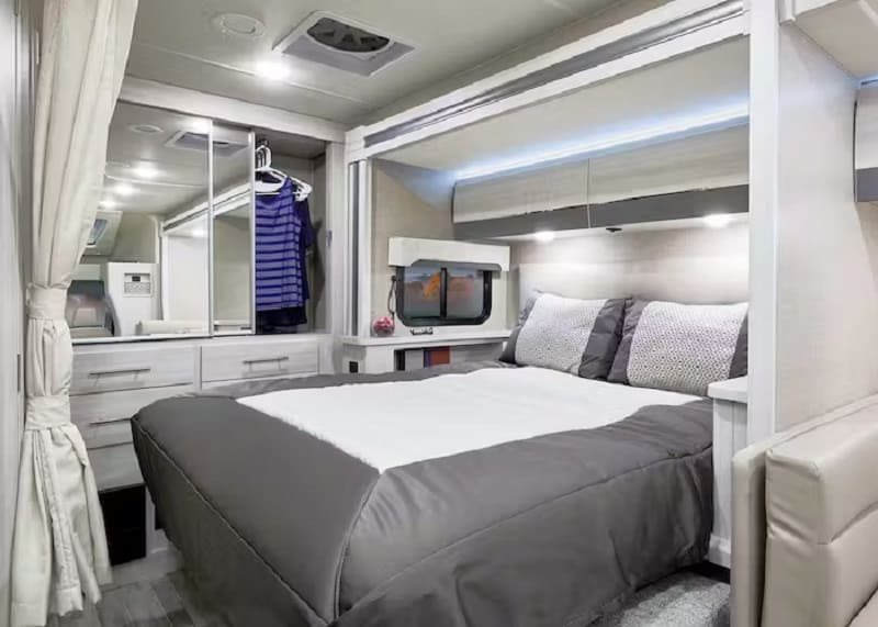 3 Class B Motorhomes With Slide-Outs You Might Like Thor Gemini 23TE interior
