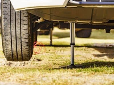 Should RV Tires Be Off The Ground When Auto Leveling?
