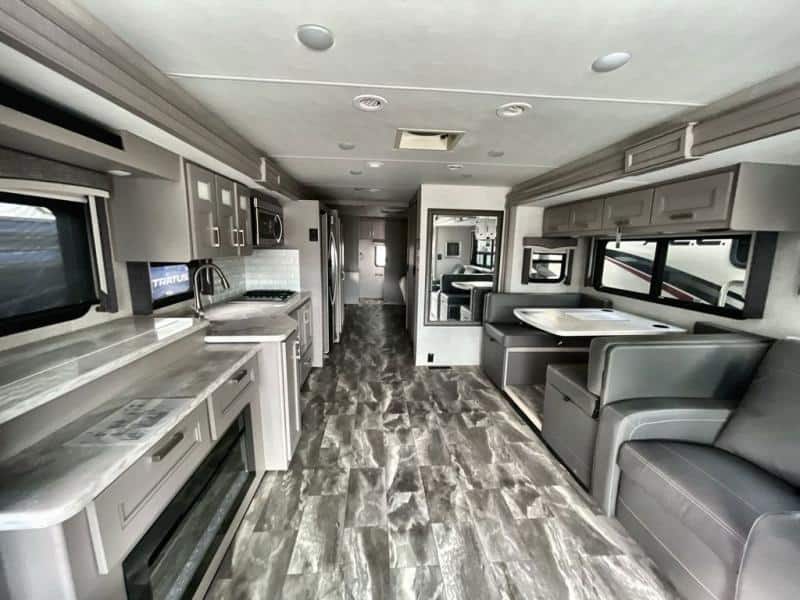 Thor Challenger 37FH Interior - Class A motorhomes with opposing slides